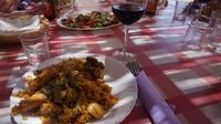 Paella, ensalada y vino